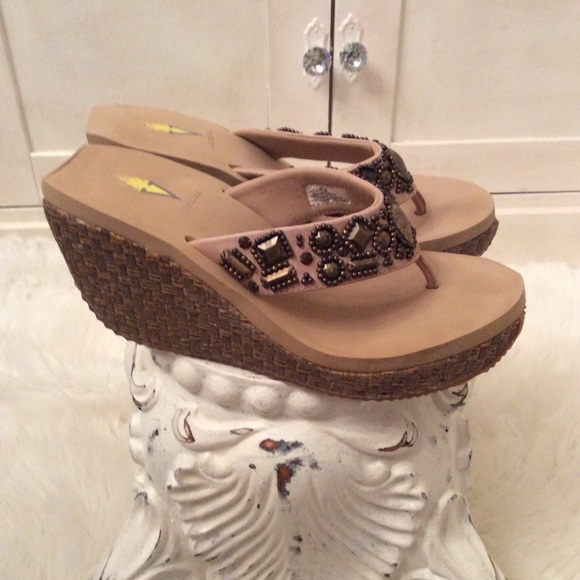 Volatile sandals